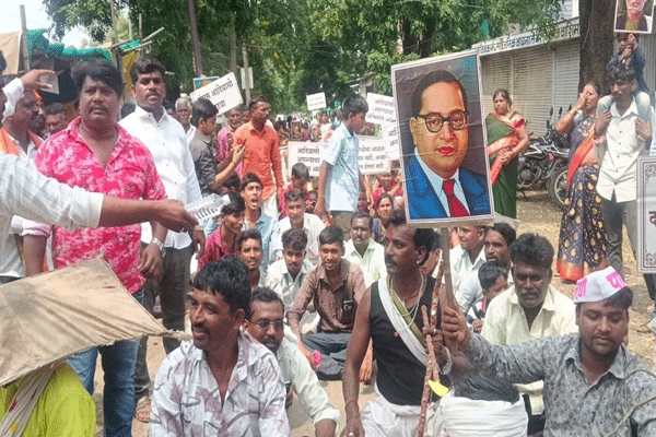 पारधी समाजाचा तहसील कार्यालयावर आरक्षण बचाव मोर्चा    pardhi community reservation protest,   रिसोड,    pardhi community आदिवासी पारधी समाजाच्या वतीने अनुसूचीत जमातील आरक्षण बचाव मोर्चा आयोजन २६ सप्टेंबर रोजी करण्यात आले. पारधी समाज हा आदिवासी असून, देखील वारंवार त्यांना आरक्षणातून वंचित ठेवण्याचे षड्यंत्र रचले जाते. शिक्षण, नोकरी व सामाजिक क्षेत्रात मागासलेपणा दूर करण्यासाठी आरक्षण अत्यावश्यक असल्याचे त्यांनी अधोरेखित केले. मोर्चाच्या शेवटी तहसीलदार यांना निवेदन देण्यात आले.    सदर मोर्चाची सुरुवात रिसोड श