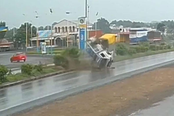 accident-in-pune-solapur-highway