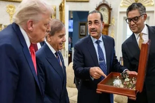 shahbaz-and-munirs-special-gift-to-trump