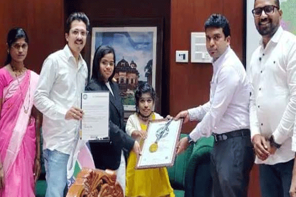 Chandrapur tallest girl, Gyaneshwari Dunedar record, 2 ft 3 in height, Guinness record certificate, District Collector Vinay Gauda, world’s second tallest girl, Bramhapuri taluka, Parsodi resident, record recognition Dharashtra, human interest record story