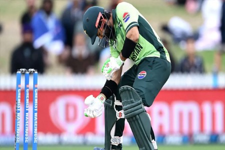 पाकिस्तानी फलंदाजाने परदेशातही कापले नाक