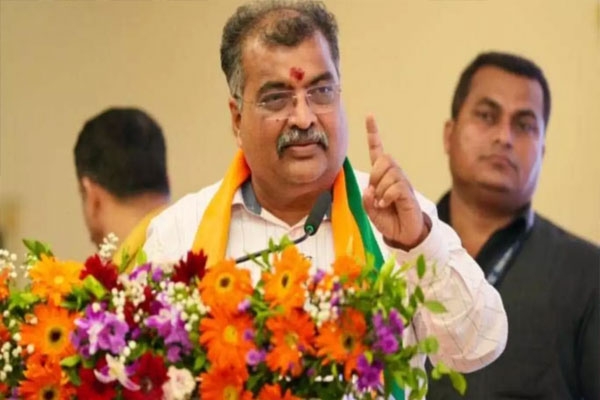 Ravindra Chavan attacks Thackeray