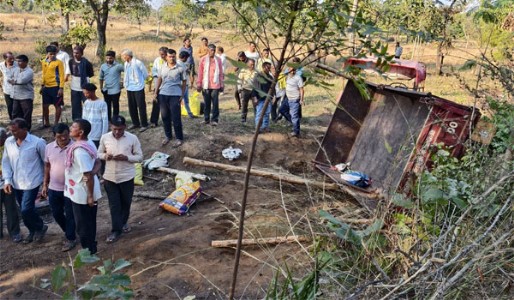 ट्रॅक्टर पलटून दोन मजूरांचा मृत्यू