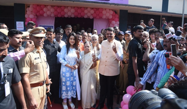 devendra-fadanvis-family 1