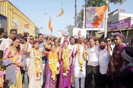 जोरदार मुसंडी मारत काँगे्रस ठरला सर्वात मोठा पक्ष