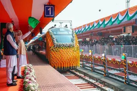 पंतप्रधान मोदींनी देशाला दिली ‘वंदे भारत स्लीपर’ची भेट!