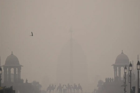 दिल्लीची हवा पुन्हा विषारी, GRAP-4 निर्बंध लागू, आता 'या' उपक्रमांवरही बंदी