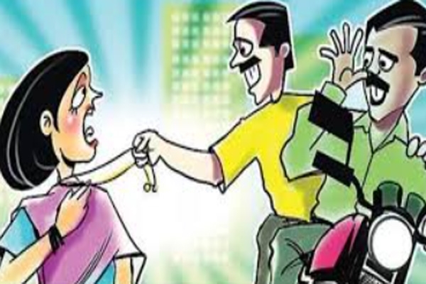 womans-mangalsutra-snatched