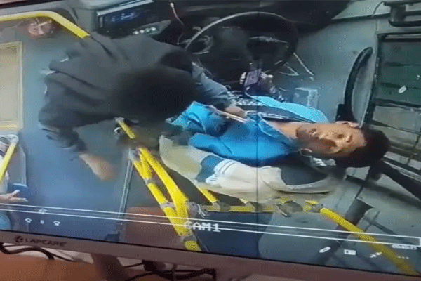 surat-woman-brutally-attac-bus-driver