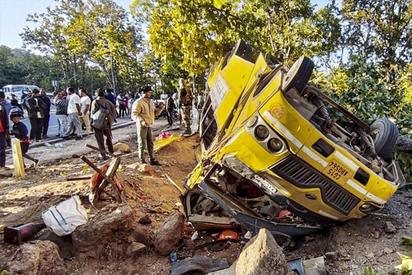 A bus overturned in Jharkhand