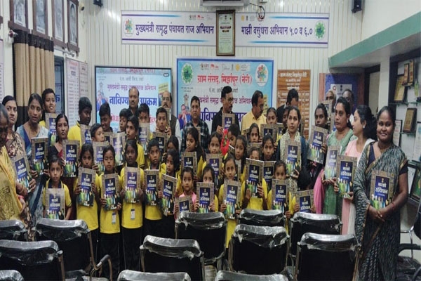 Neri Mirzapur, Constitution distribution, house-to-house Constitution campaign, Chief Minister Samruddha Panchayatraj Abhiyan, village development, solar village, Vardha district, Arvi taluka, solar panels, citizen awareness, local governance initiative, Sumit Wankhede, Panchayat Learning Center, civic education, community participation, village recognition, Maharashtra innovative programs, rural empowerment, Constitution awareness program