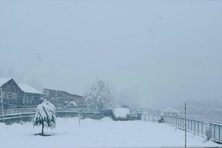 काश्मीरमध्ये मुसळधार बर्फवृष्टीमुळे कहर, ४ फूटांपर्यंत साचला बर्फ! VIDEO