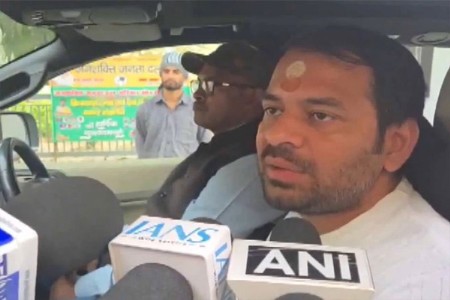 'राहुल गांधी भित्रे, फटफटिया मास्टर, चिकन बनवण्यात तेजस्वी' - तेज प्रताप