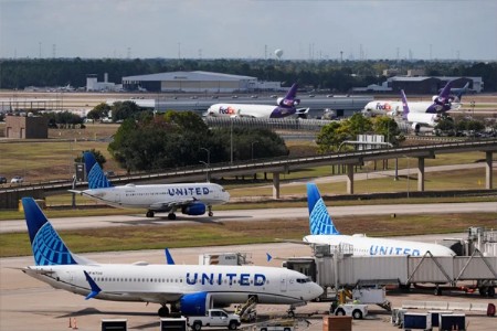 तीव्र हिवाळी वादळ-हिमवृष्टीचा कहर! १३,५०० हून अधिक उड्डाणे रद्द