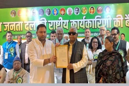 “कठपुतळी बनलेल्या शहजाद्याचा राज्याभिषेक” - रोहिणी आचार्य