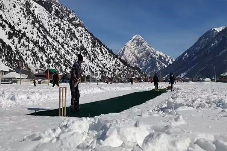 अद्भुत दृश्य! ५ फूट बर्फ आणि शून्याखालील तापमानात 'धमाकेदार' क्रिकेट सामना