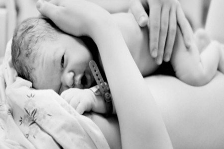 चमत्कार! 9 महिने गर्भधारणा कळलीच नाही, ड्युटीवर असतानाच दिला बाळाला जन्म