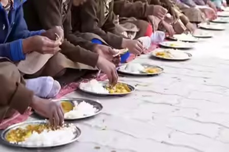 मध्यान्ह भोजनानंतर ४५ विद्यार्थ्यांना विषबाधा