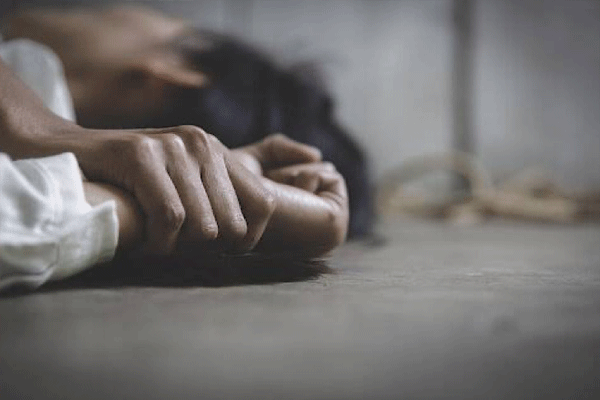 आई-वडील नसताना घडली भयानक घटना; ३ मूल घरात घुसले आणि केला मुलीवर बलात्कार