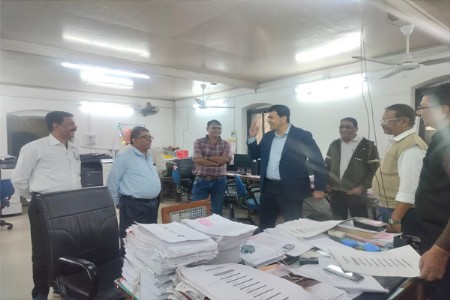 आयुक्तांनी केली शासकीय मुद्रणालयात मतपत्रांची पाहणी