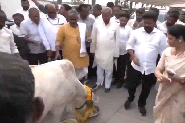 telangana-cm-slapped-bodyguard