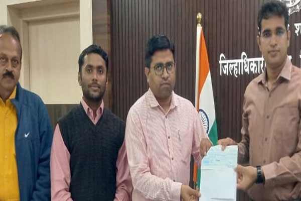 Yavatmal Health Department, flood relief, aid for flood victims, 3.8 lakh fund, Chief Minister’s Relief Fund, disaster assistance, rehabilitation, emergency support, district administration, doctors and staff contribution, social responsibility, Maharashtra disaster response, humanitarian aid, public health initiative