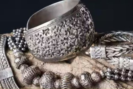 सतत वाढ झाल्यानंतर, चांदीच्या किमतीत मोठी घसरण