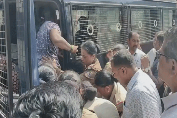 hubli-bjp-woman-activist-beaten