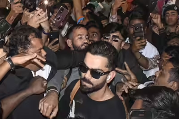 Virat was mobbed by fans