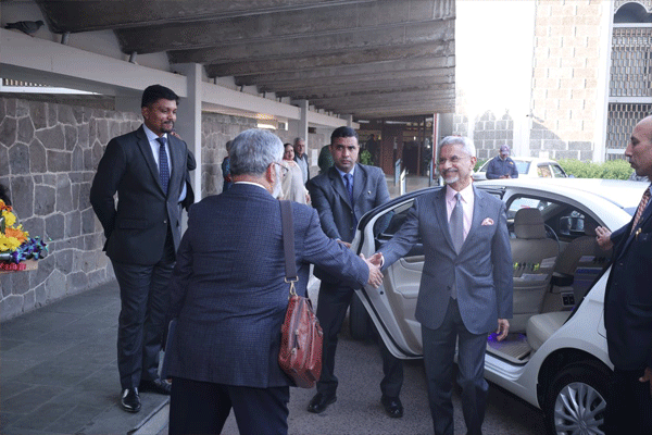 s-jaishankar-reach-new-york-by-car