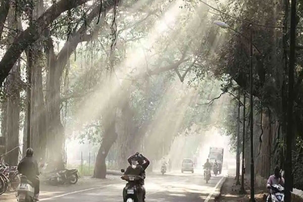 उष्णतेचा तडाखा तापमानाचा पारा चढला