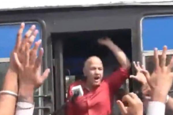 manish sisodia detained in chandigarh during aap protest against chief election commissioner