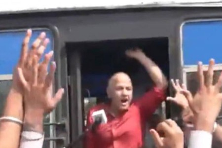 मनीष सिसोदिया यांना पोलिसांनी घेतले ताब्यात