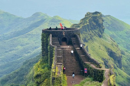 राजगडावर पर्यटकाचा दुर्दैवी मृत्यू