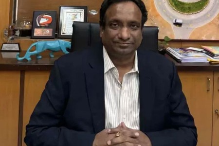 स्वतःहून रजेवर जाण्याचा निर्णय..