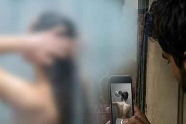  तरुणीचे चोरुन काढले फोटो