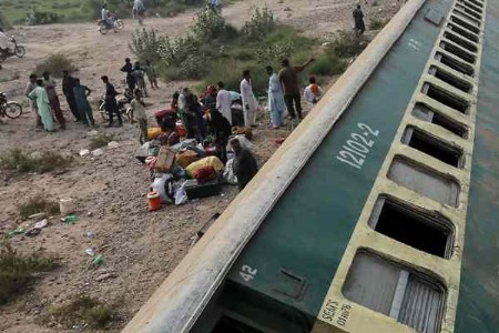पाकिस्तानात रेल्वेचा भीषण अपघात!