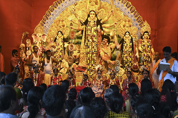 Gen-Z ने घेतली दुर्गा पूजेच्या उत्सवाची जबाबदारी