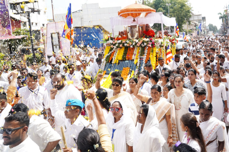 न्यायालयीन कर्मचार्यांचे काळी फीत लावून आंदोलन