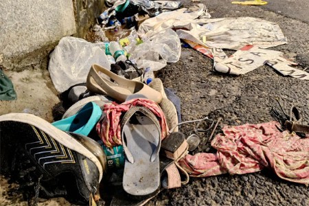 पाऊस, शिट्ट्या अन् माईकवरील घोषणांनी १९ ठार