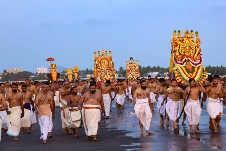 जिथे देवाच्या यात्रेसाठी विमानांचे उड्डाणही थांबते!