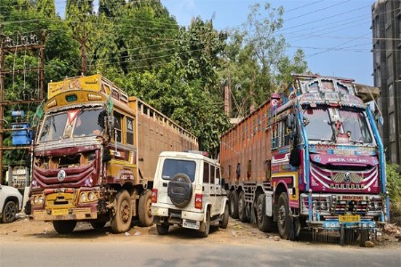 रॉयल्टीशिवाय रेती वाहतूक; दोन ट्रक जप्त