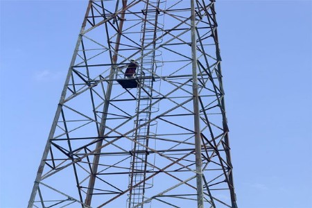 वडिलोपार्जित हक्कासाठी शेतकरी चढला टाॅवरवर