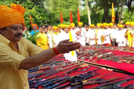 राजा भैयांचे ५०० शस्त्रांसह शक्तिप्रदर्शन