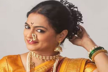 रंगमंचावर नृत्य सादर करताना काळाचा घाला
