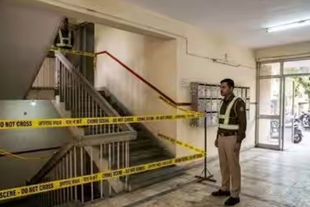 नऊ महिन्यांच्या बाळाला स्कायवॉकवरून फेकले!