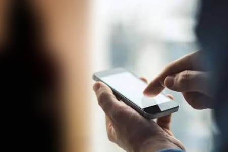 अश्लील फोटो पोस्ट करणाराविरुद्ध गुन्हा दाखल
