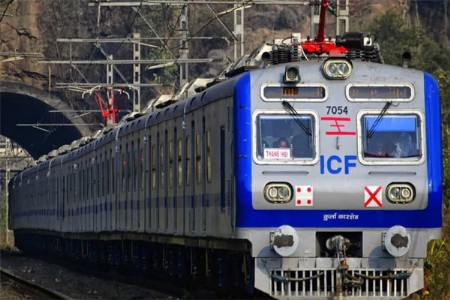 एसी लोकलने तरुणाला नेले फरफटत, जागीच मृत्‍यू