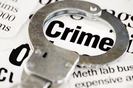तरुणीला भेटायला प्रियकर आला आणि तिला मिठीत बघताच....