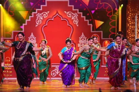 सात ‘आई’ एकत्र; मेघना एरंडे जोशी यांनी सांगितला स्टेजमागचा भन्नाट किस्सा
